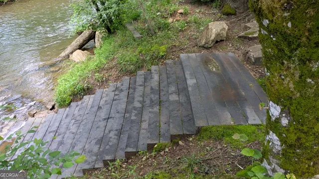 a view of a house with backyard and trees