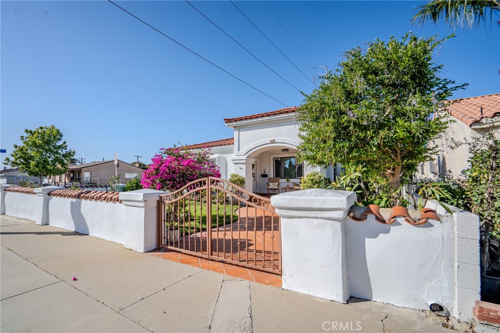 5039 West 134th Street Hawthorne, CA 90250 - Photo 2 of 30 a view of entryway and hall