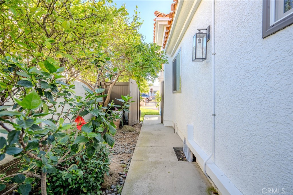5039 West 134th Street Hawthorne, CA 90250 - Photo 26 of 30 a view of a pathway in outside of the house