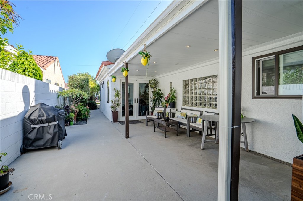 5039 West 134th Street Hawthorne, CA 90250 - Photo 28 of 30 a view of a lobby with chair and tables