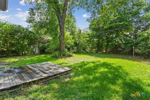 a view of a back yard