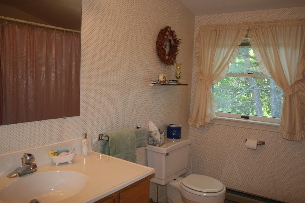 29 Cluf Bay Road, Unit 29 Brunswick, ME 04011 - Photo 27 of 32 Upstairs bull bath