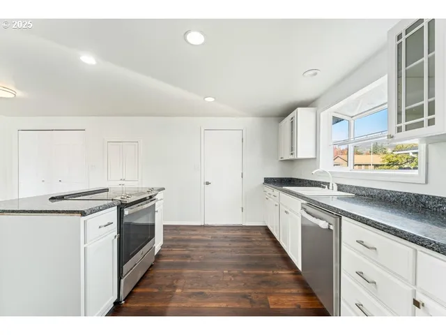 $415,000 | 3046 Crystal Mountain Avenue, Medford, OR 97504