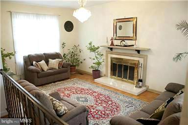 12920 Sturbridge Road Woodbridge, VA 22192 - Photo 6 of 22 Living Room