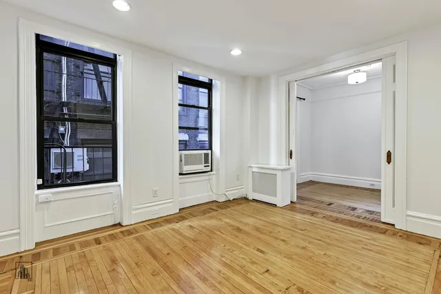 a picture of a bench in a picture