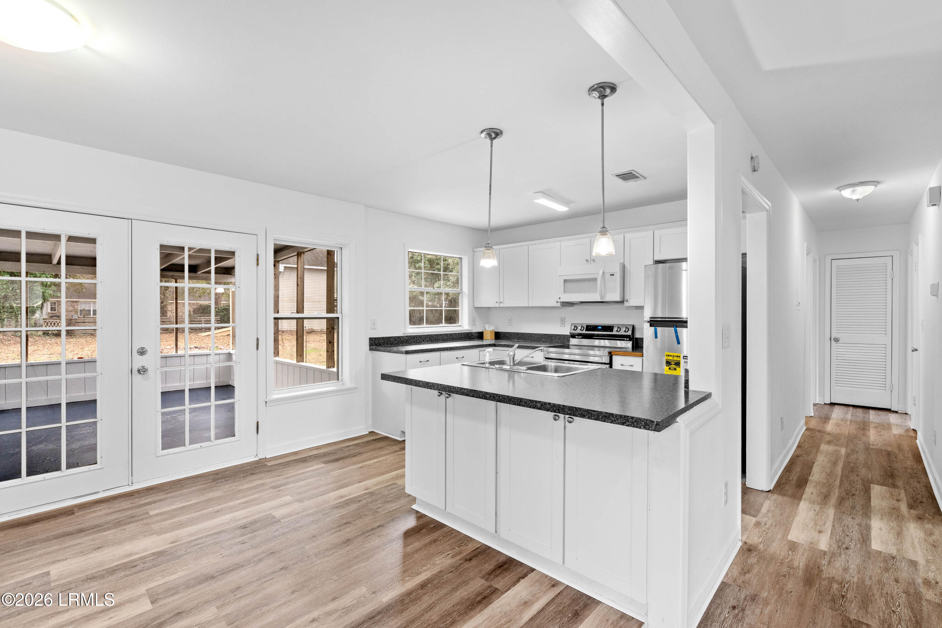 4312 Pinewood Circle Beaufort, SC 29906 - Photo 9 of 33 Kitchen island