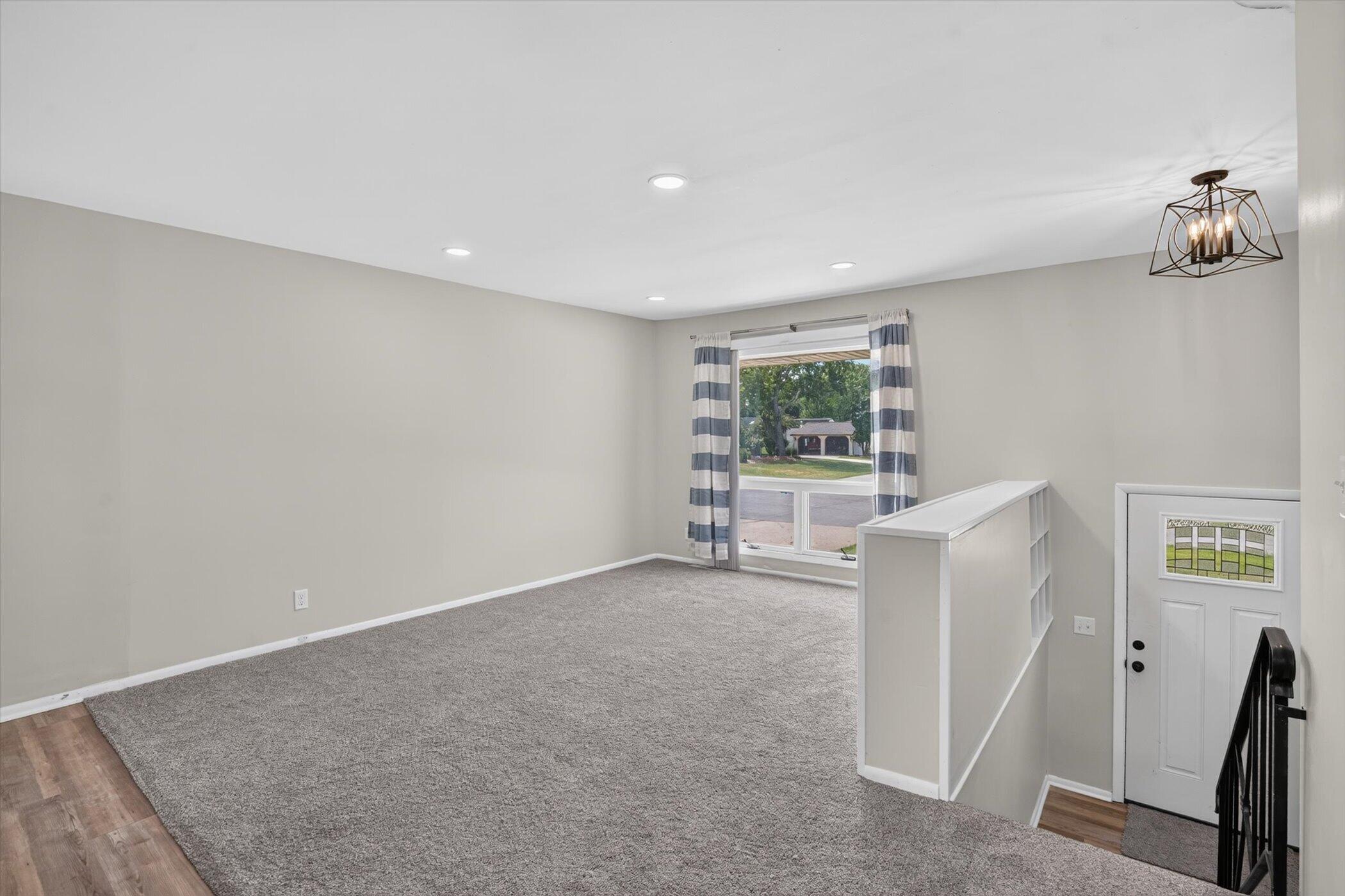 284 Stanford Lane Jackson, MI 49203 - Photo 7 of 39 06-284-Stanford-Ln-Windowstill-Photograp