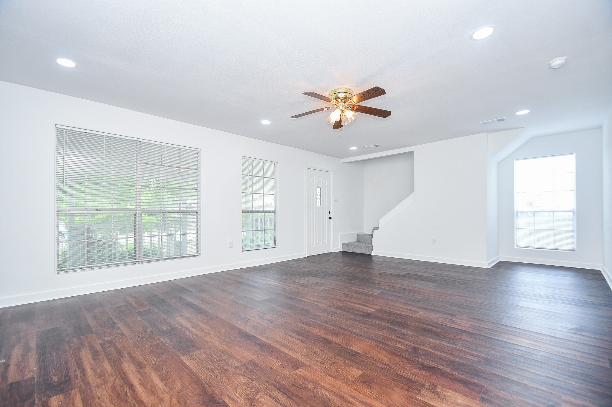 2636 Lone Oak Road Houston, TX 77093 - Photo 4 of 42 Bright, spacious and with neutral walls for a modern touch.