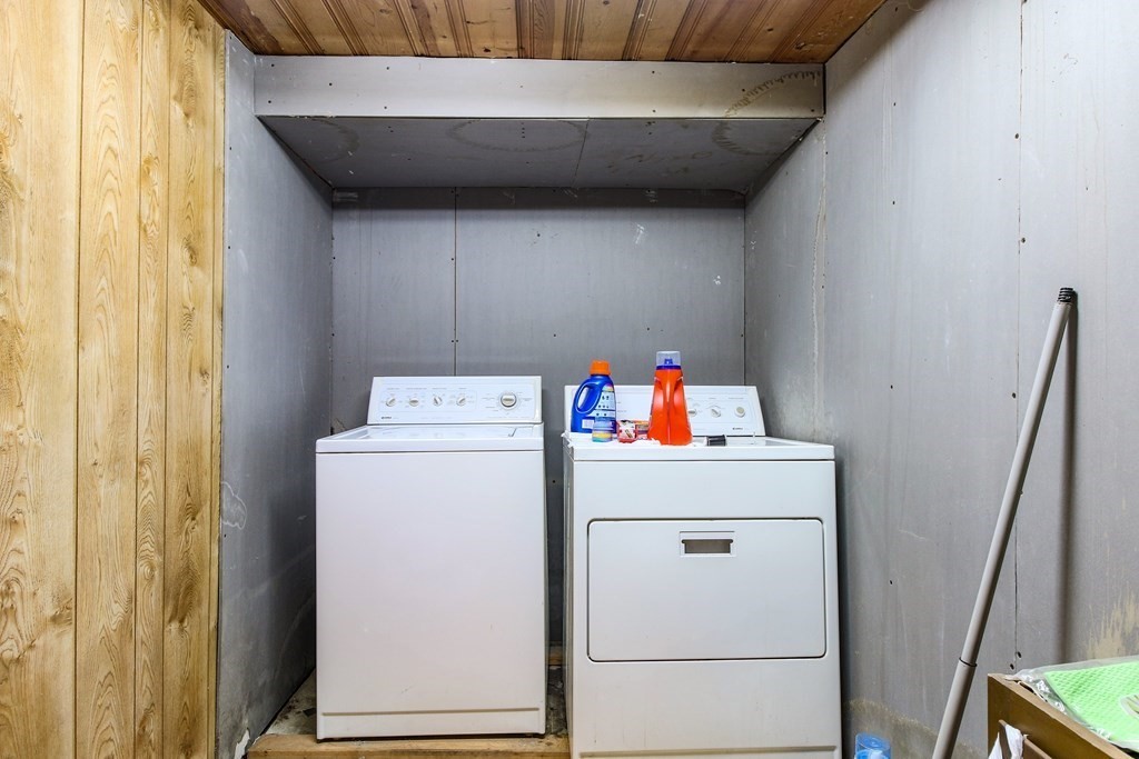 186 Sterling Road Lancaster, MA 01523 - Photo 35 of 40 a utility room with dryer and washer