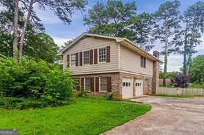 a view of a yard in front of house