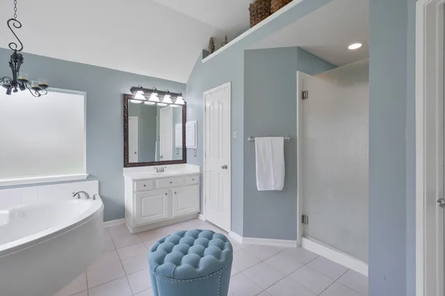 $584,500 | 2 Westward Ridge Place, The Woodlands, TX 77384