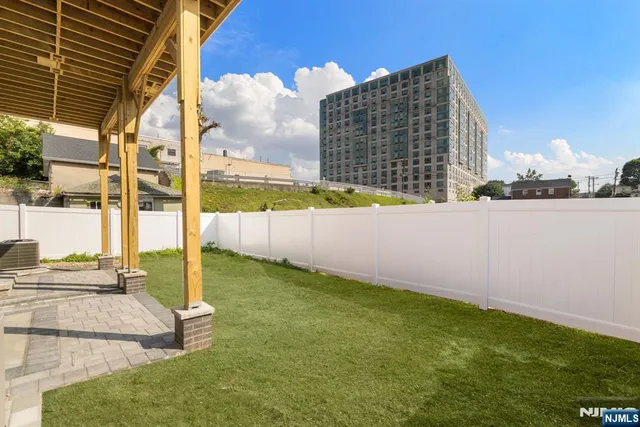 a view of an apartment building and a yard