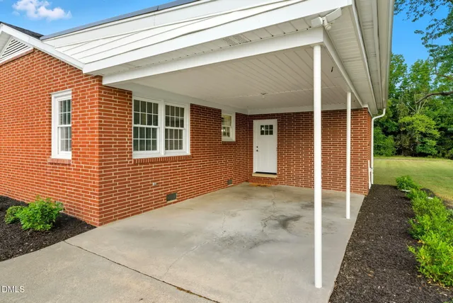 a view of a house with backyard and garden