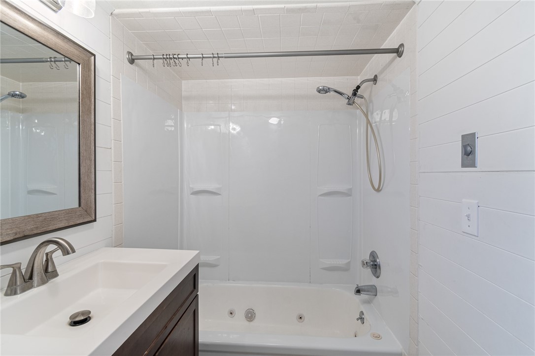 21 Maple Street Lyons, NY 14489 - Photo 23 of 37 Newer remodeled FULL BATH