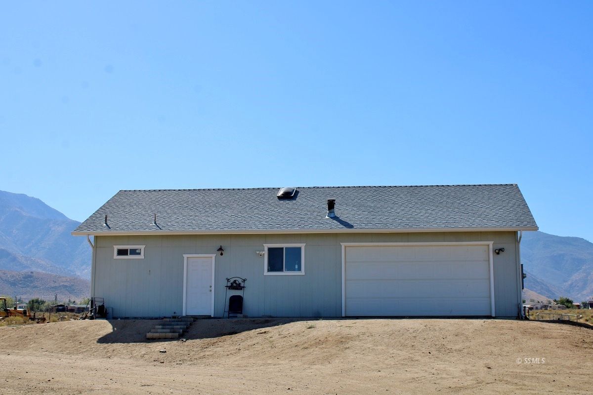 10158 Hillview Acres Road Weldon, CA 93283 - Photo 34 of 45 a front view of a house with a yard