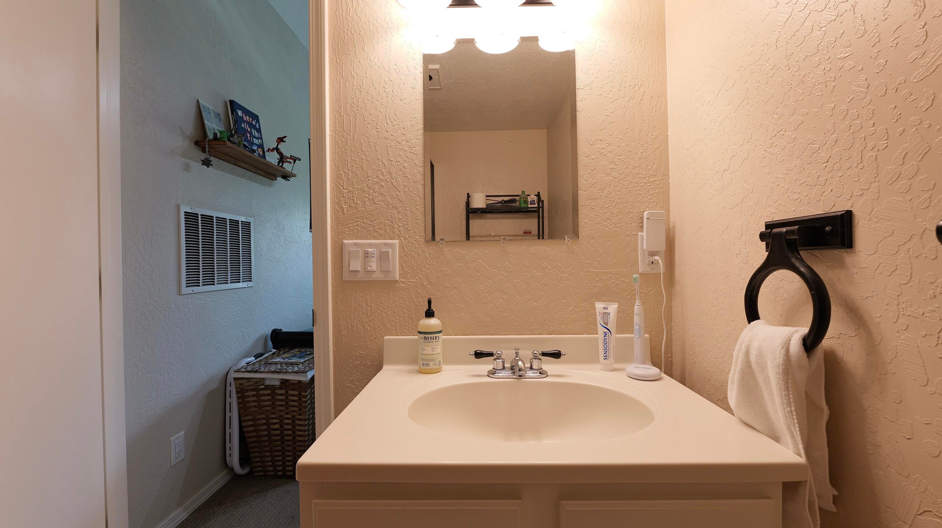 9401 Old Stage Road Central Point, OR 97502 - Photo 37 of 49 Upstairs Bathroom #3