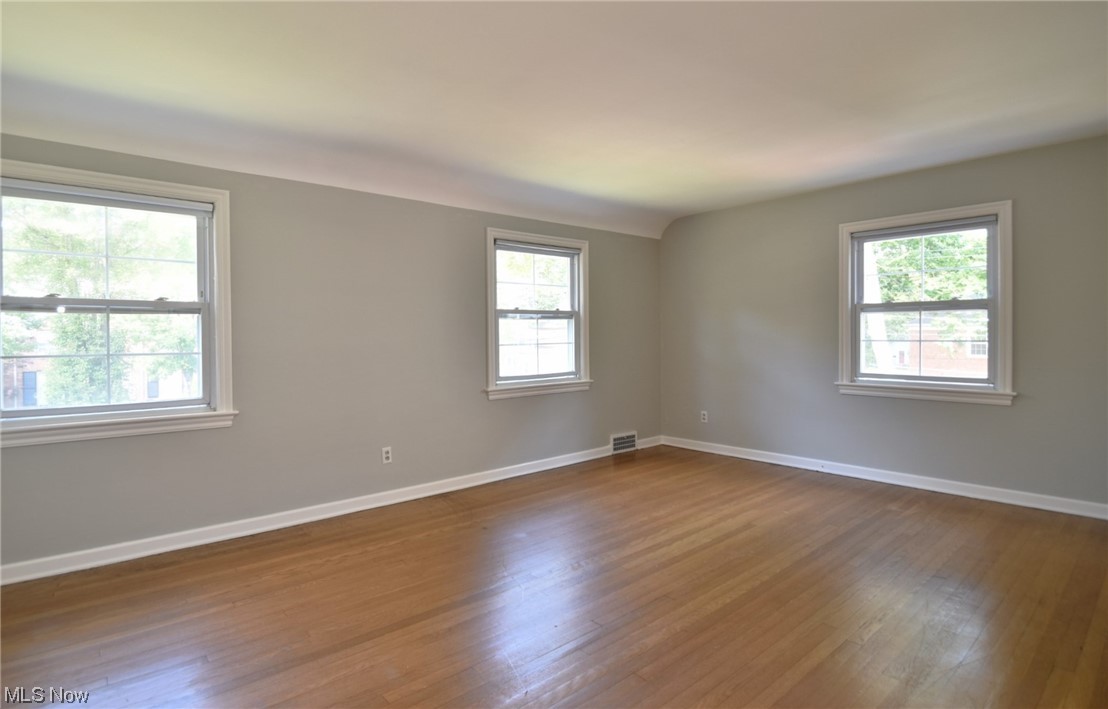 2295 Loyola Road Cleveland, OH 44118 - Photo 18 of 34