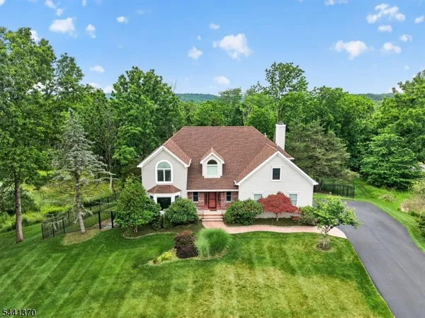 $899,000 | 6 Chaucer Drive, Annandale, NJ 08801