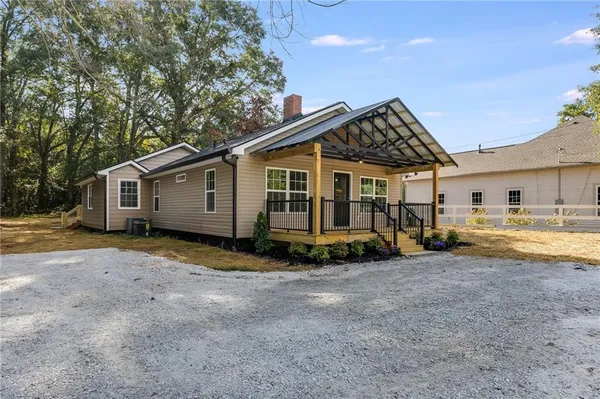 a view of a house with backyard