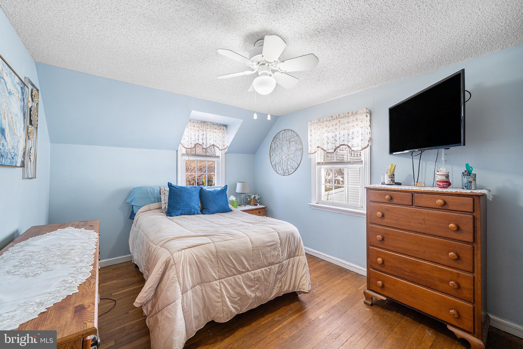 310 Manor Circle Folsom, PA 19033 - Photo 17 of 31 a bedroom with a bed and a flat screen tv