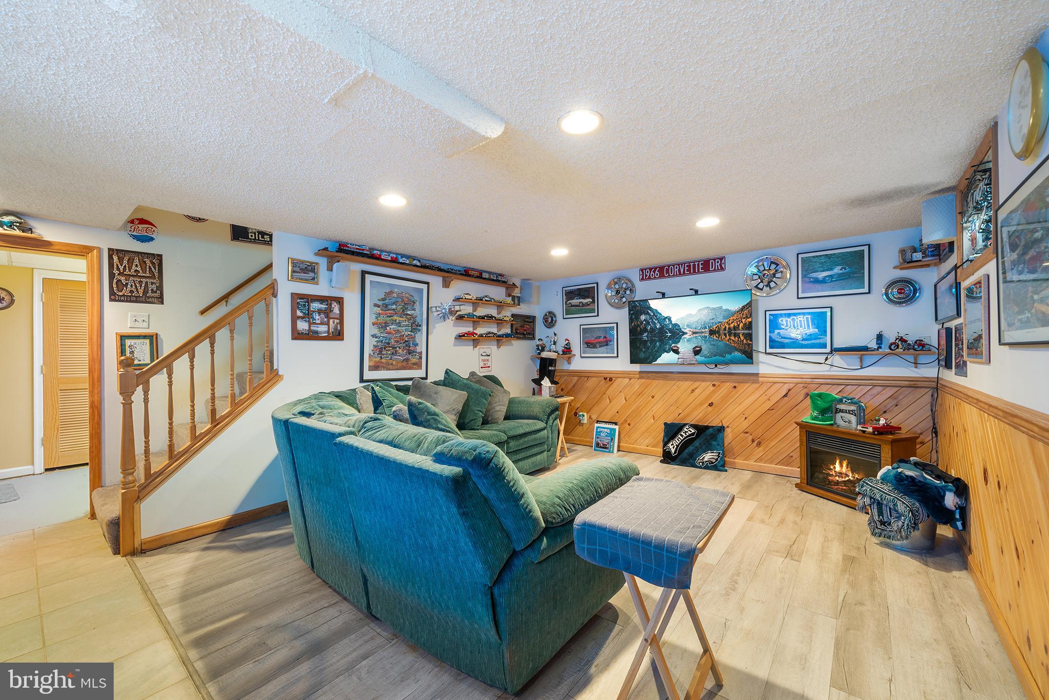 310 Manor Circle Folsom, PA 19033 - Photo 25 of 31 a living room with furniture and a flat screen tv