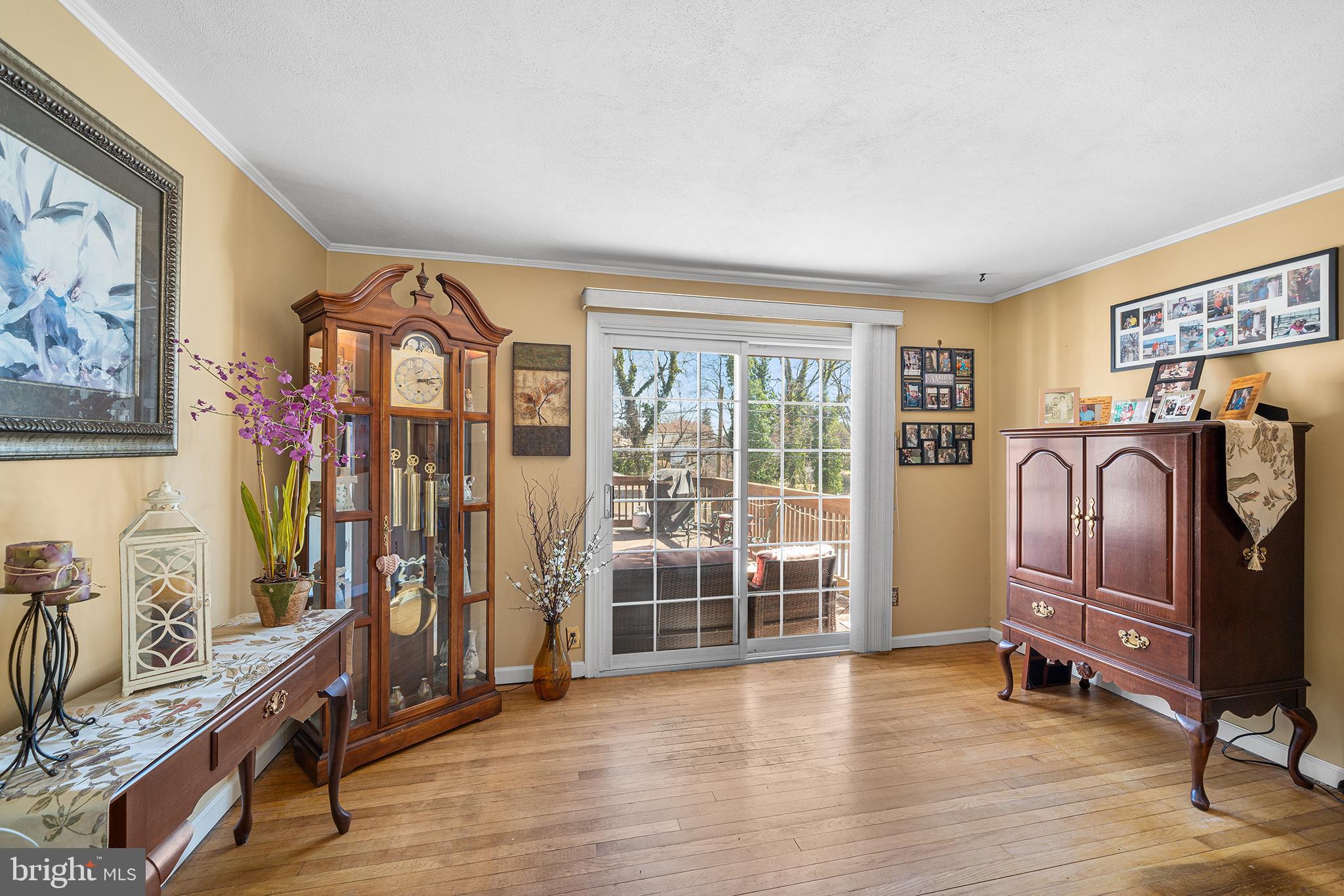 310 Manor Circle Folsom, PA 19033 - Photo 9 of 31 a view of a livingroom with furniture and windows