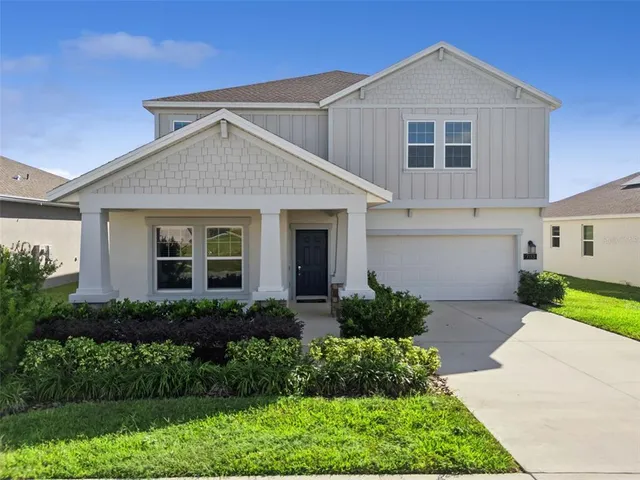 a view of a house with backyard and garden
