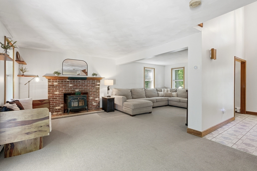 649 Concord Road Marlborough, MA 01752 - Photo 4 of 39