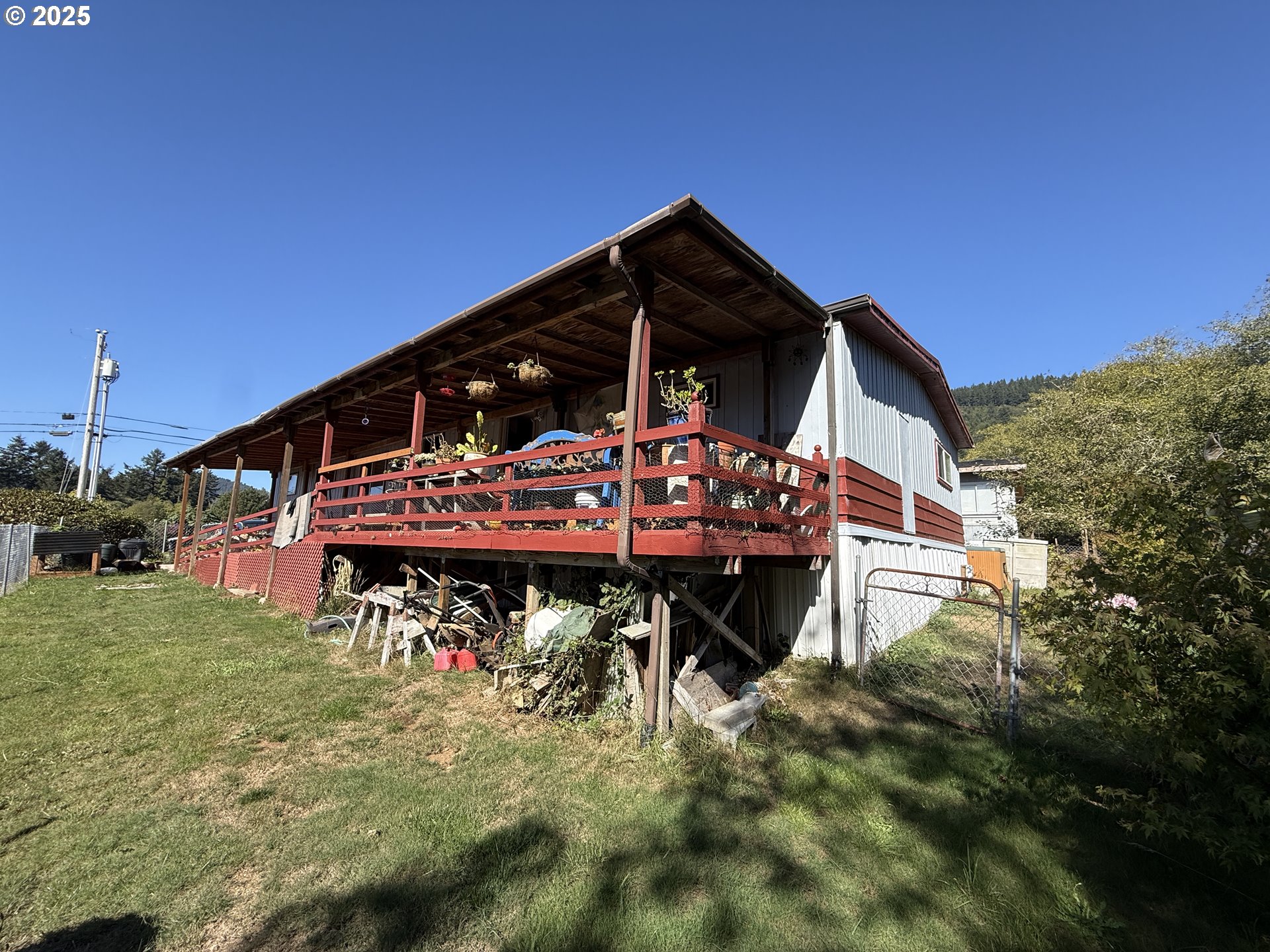 16391 Highway 101, Unit 5 Brookings, OR 97415 - Photo 4 of 27 a view of a chairs and table in the patio