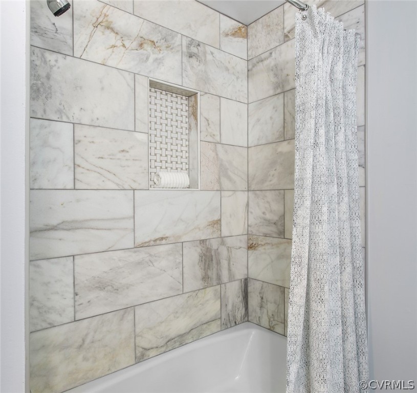 4000 Poplar Grove Road Midlothian, VA 23112 - Photo 36 of 42 a bathroom with a shower and a bathtub
