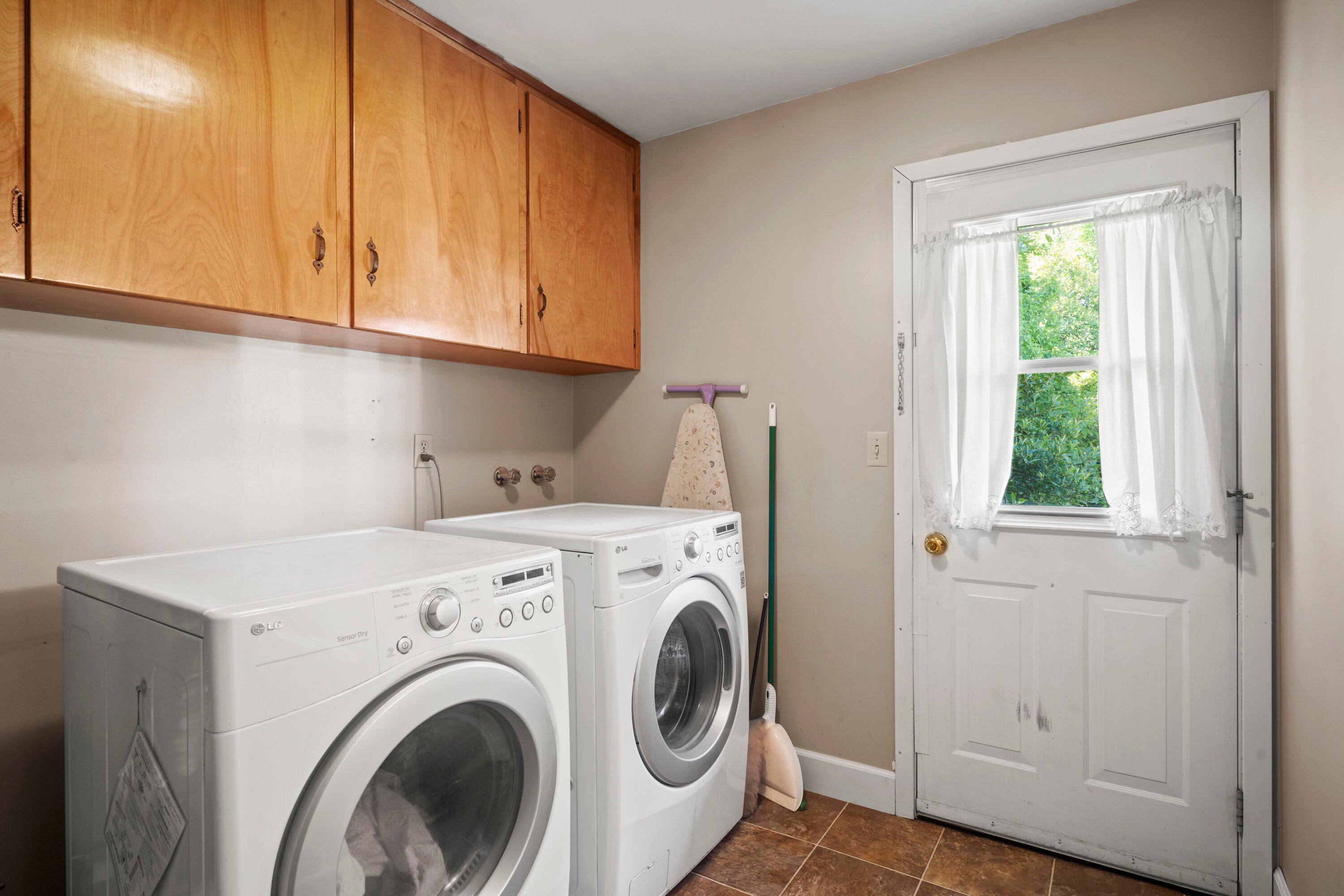 2116 Crestbrook Road Medford, OR 97504 - Photo 13 of 26 Laundry room (W/D stay) with access door to yard