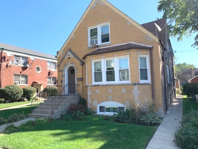 10931 South Artesian Avenue, Unit 2F Chicago, IL 60655 - Photo 11 of 11 a front view of a house with a yard