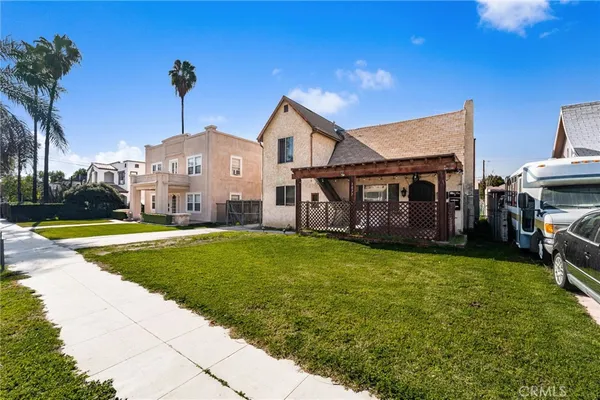 a view of a house with a yard