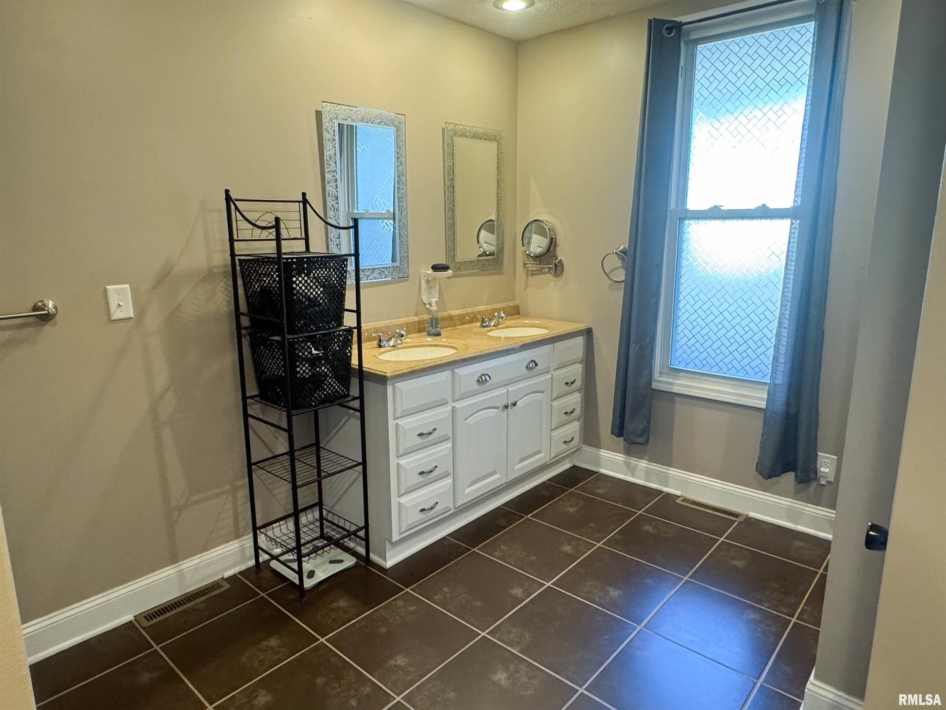 311 South Locust Street Jonesboro, IL 62952 - Photo 16 of 33