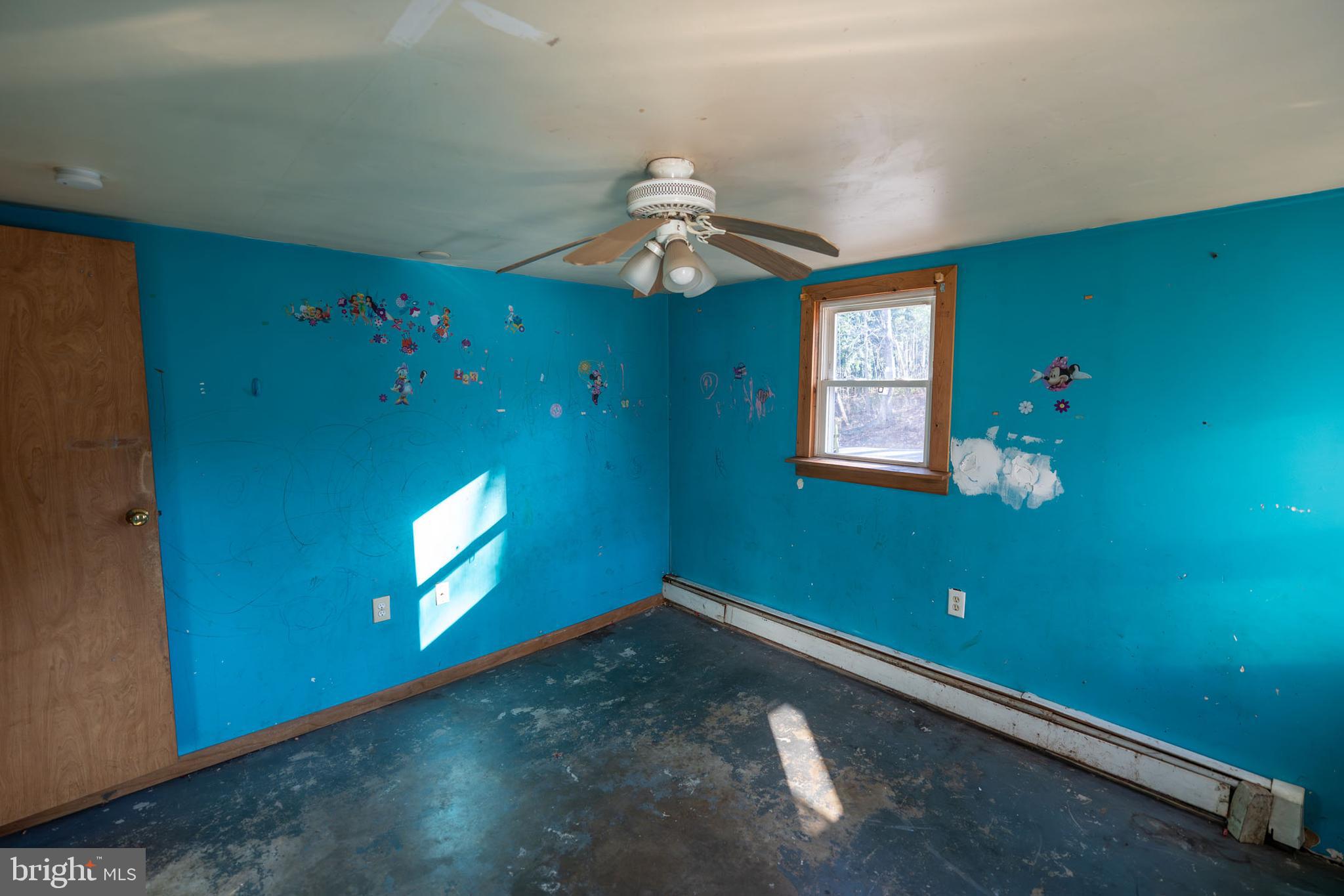 142 River Road Pequea, PA 17565 - Photo 13 of 35 a room with window and ceiling fan