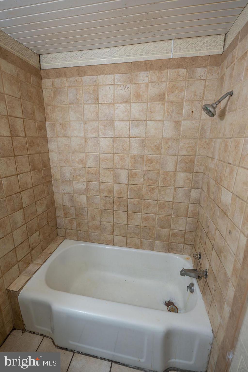 142 River Road Pequea, PA 17565 - Photo 18 of 35 a bathroom with a bathtub