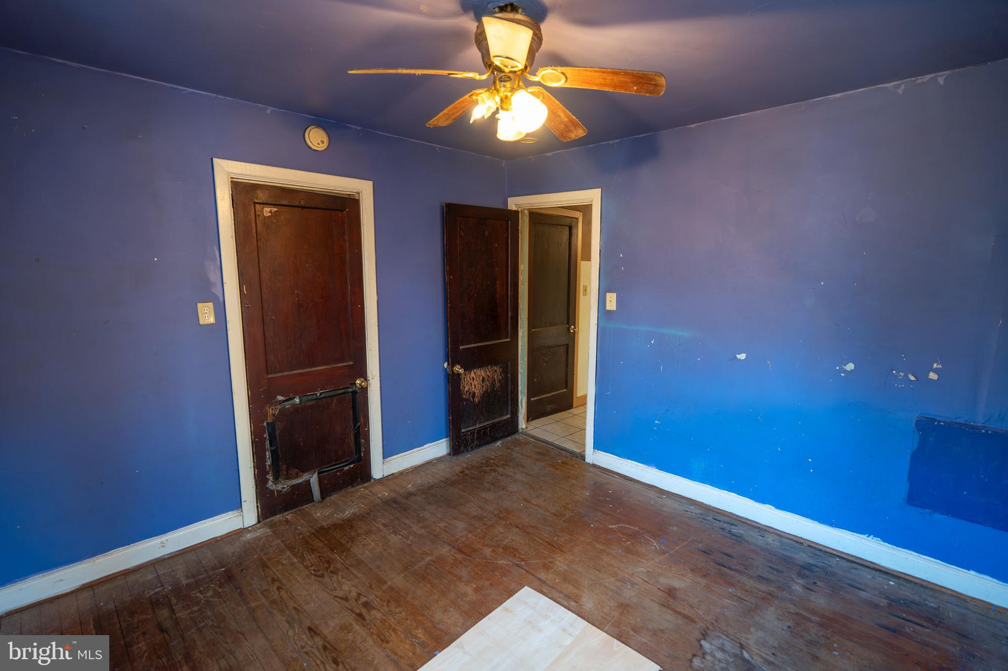 142 River Road Pequea, PA 17565 - Photo 20 of 35 an empty room with closet and a chandelier fan