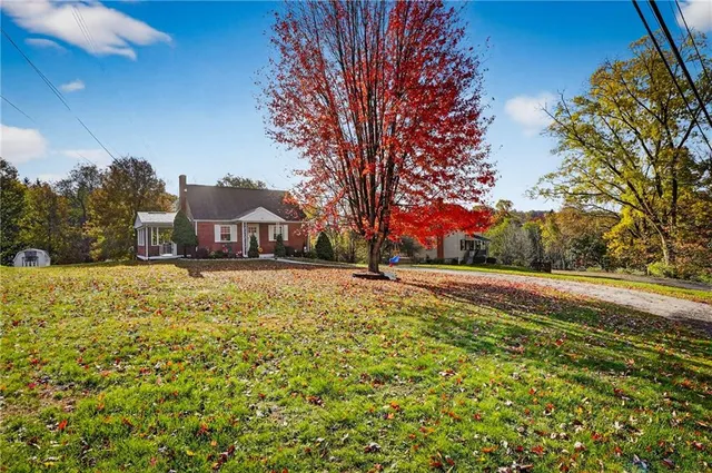 a view of a house with a yard