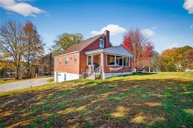 a view of a house with a yard