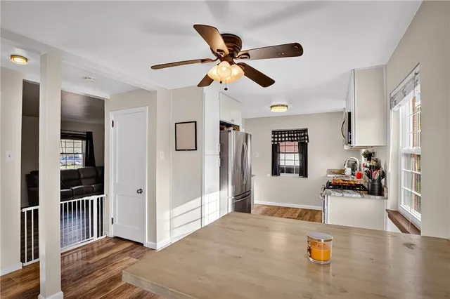 a view of a livingroom with hardwood floor and a ceiling fan