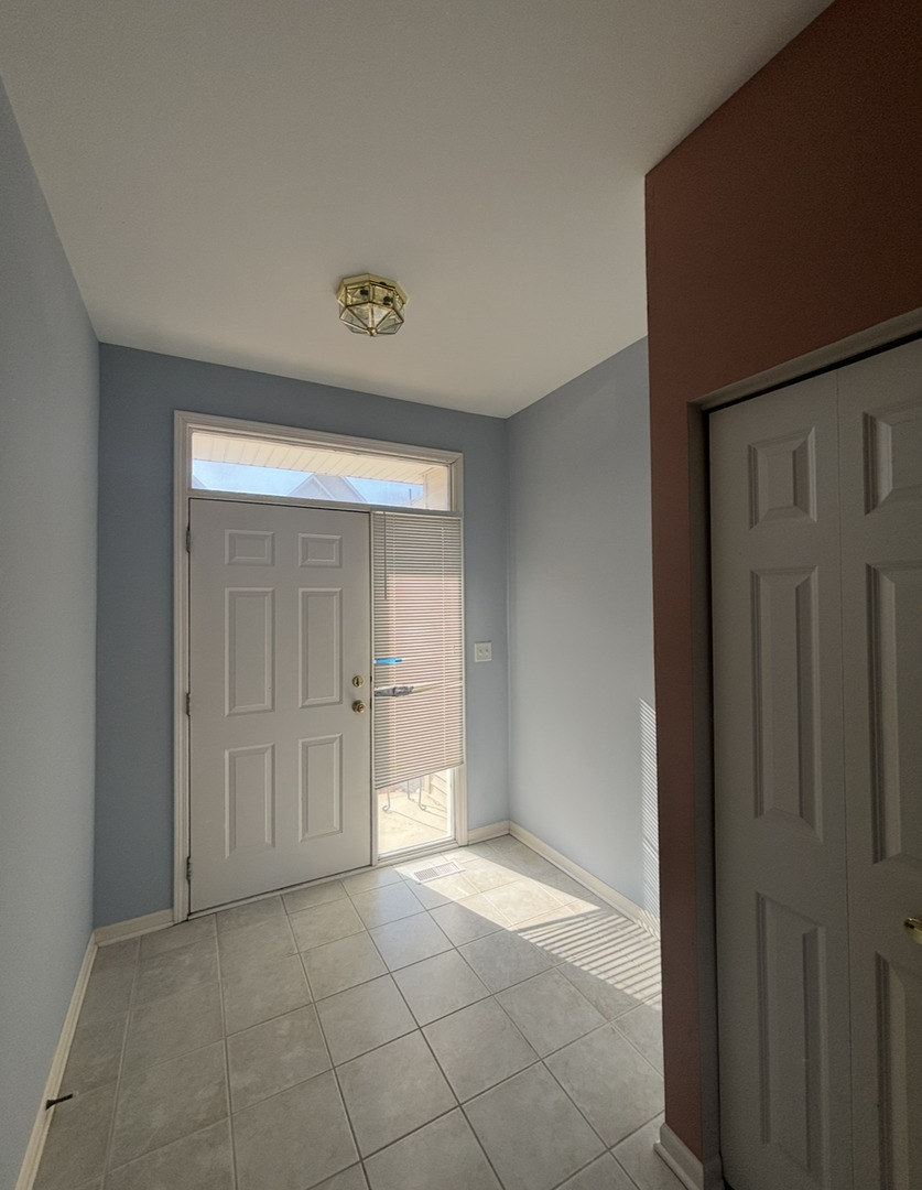 354 Aaron Lane Bolingbrook, IL 60440 - Photo 2 of 17
