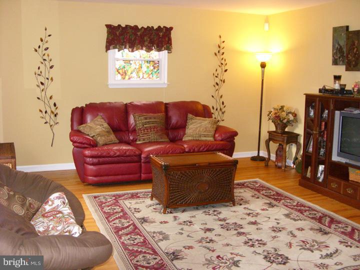 835 Chatfield Road Warrington, PA 18976 - Photo 3 of 20 Gallery Image 3
