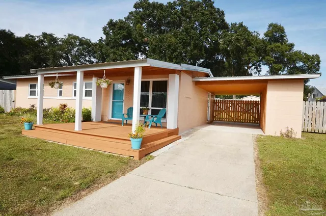 a view of a house with backyard and porch