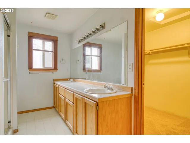 a kitchen that has a sink in it