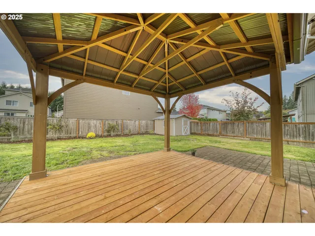 a view of a backyard