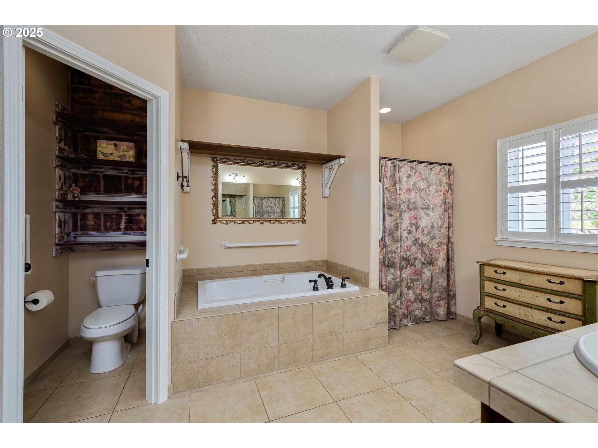 125 Telford Road Oregon City, OR 97045 - Photo 25 of 42 a spacious bathroom with a bathtub shower sink mirror and toilet
