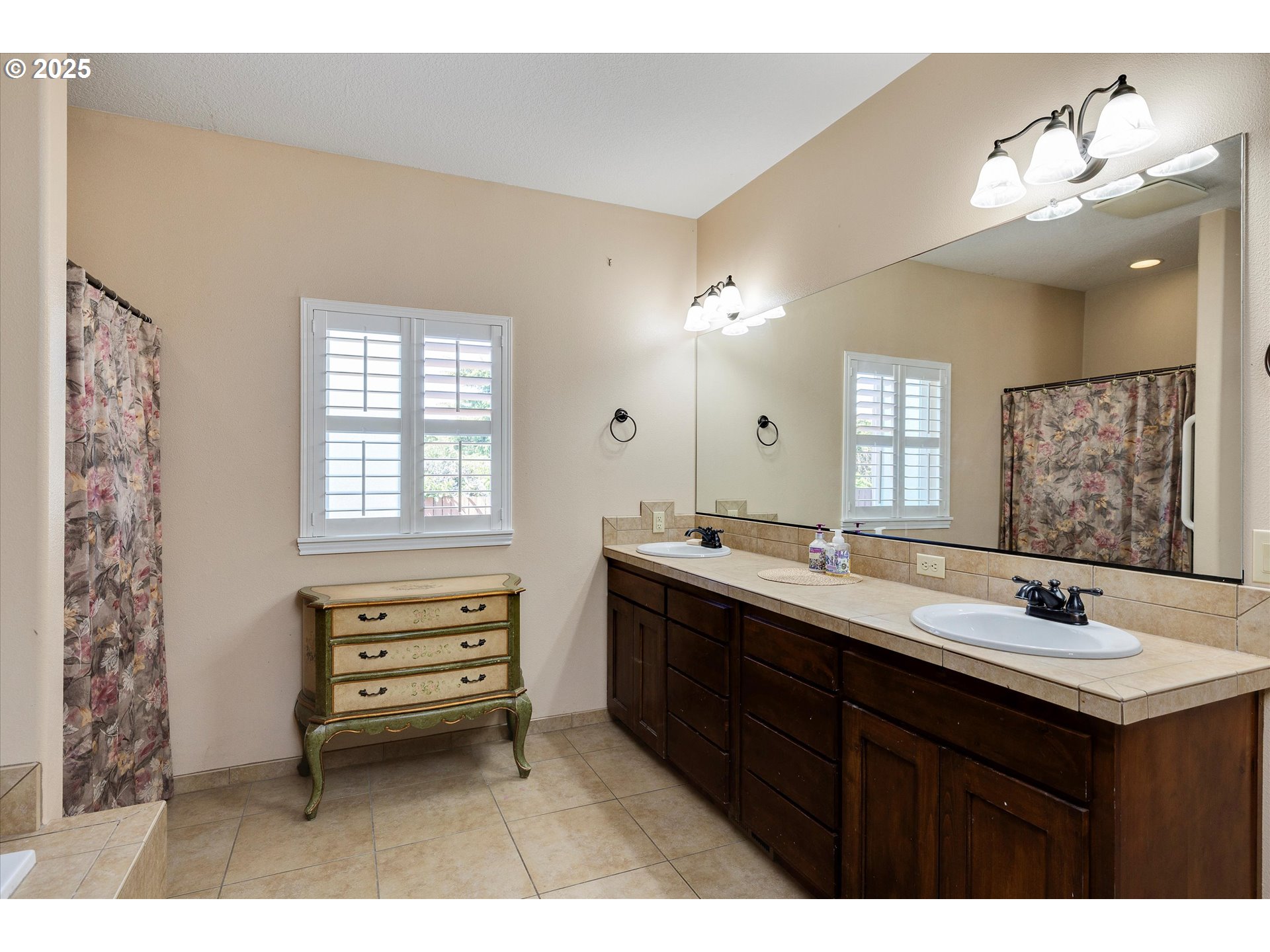 125 Telford Road Oregon City, OR 97045 - Photo 26 of 42 a bathroom with a sink double vanity and a mirror