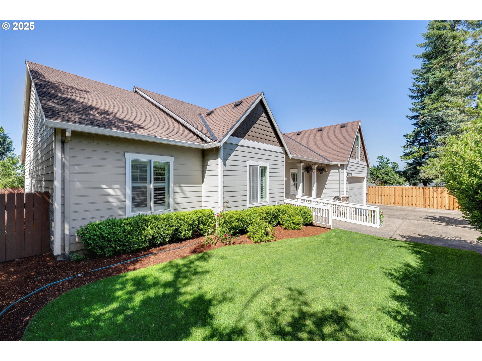 125 Telford Road Oregon City, OR 97045 - Photo 4 of 42 a front view of a house with a yard