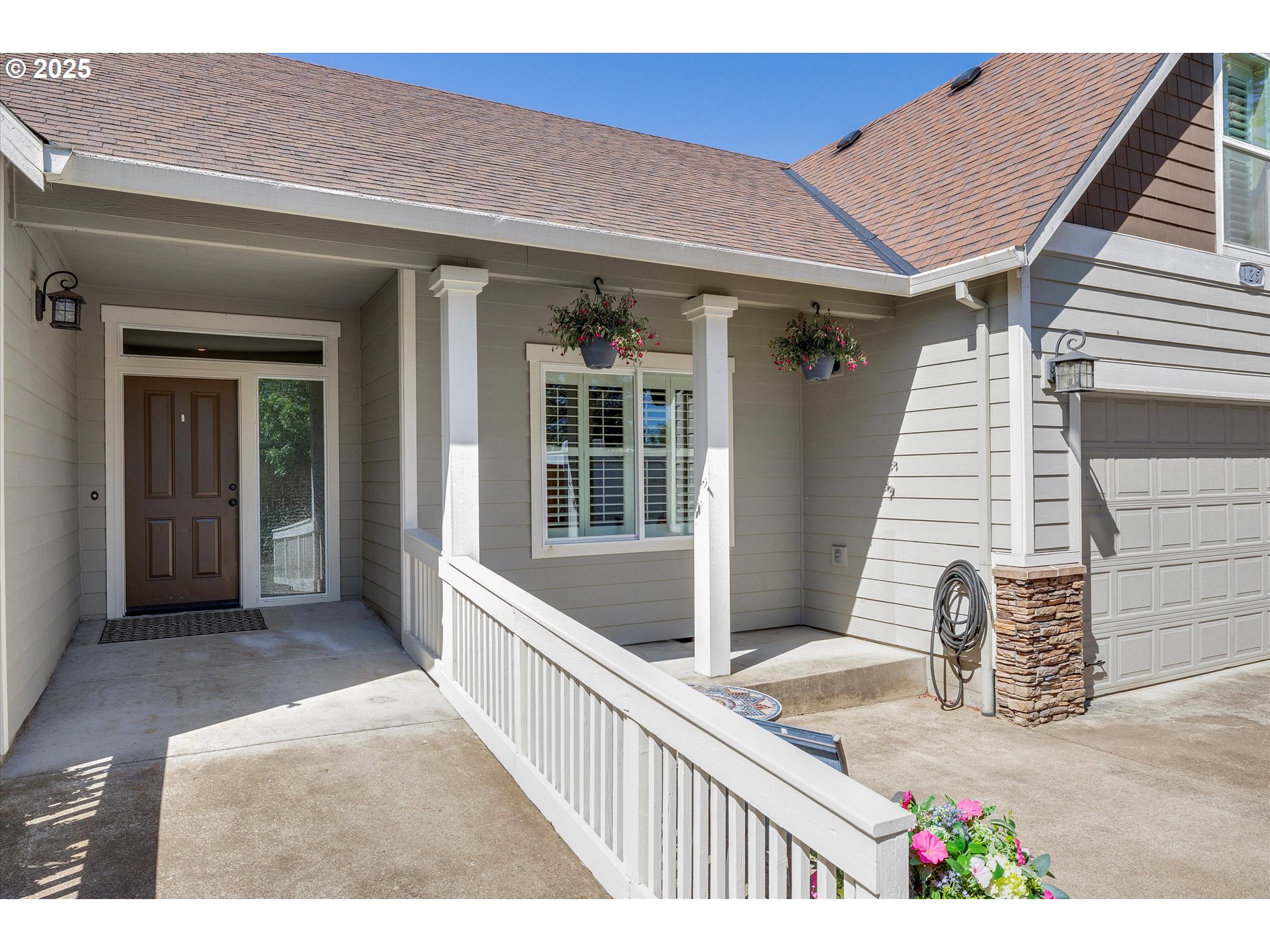 125 Telford Road Oregon City, OR 97045 - Photo 5 of 42 a view of a house with wooden fence