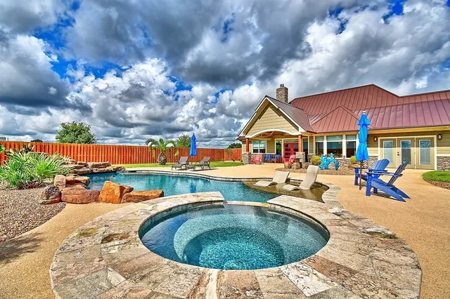 $929,000 | 262 County Road 002, Hallettsville, TX 77964